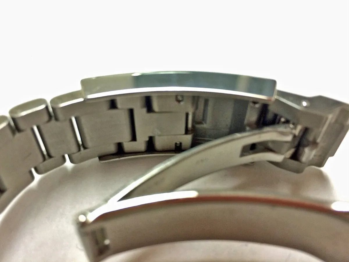 Rolex bracelet types: Oyster bracelet with a Glidelock clasp, shown from the side